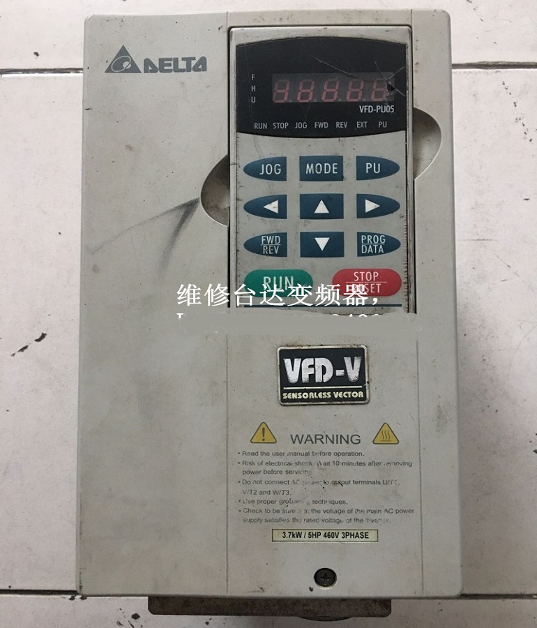 山東煙臺專業(yè)維修臺達(dá)變頻器變頻器，承接全國的臺達(dá)變頻器變頻器維修業(yè)務(wù)和煙臺及周邊地區(qū)的安裝調(diào)試業(yè)務(wù)。我們將用精湛的技術(shù)、優(yōu)質(zhì)的服務(wù)為您排憂解難！  臺達(dá)變頻器變頻器維修，可快速解決臺達(dá)變頻器變頻器故障：整流模塊損壞、逆變模塊損壞、上電無顯示、顯示過電壓或欠電壓、顯示過電流或接地短路、電源與驅(qū)動板啟動顯示過電流、空載輸出電壓正常，帶載后顯示過載或過電流、有顯示無輸出等。     VFD300VL43