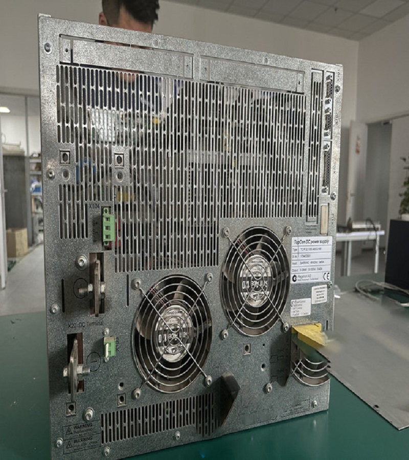 拓普康直流電源TP.C.10KW系列維修-負(fù)載能力差維修方法 故障現(xiàn)象一：電源負(fù)載能力差 電源負(fù)載能力差是一個(gè)常見(jiàn)的故障，一般都是出現(xiàn)在老式或是工作時(shí)間長(zhǎng)的電源中，主要原因是各元器件老化，開(kāi)關(guān)管的工作不穩(wěn)定，沒(méi)有及時(shí)進(jìn)行散熱等。此外還有穩(wěn)壓二極管發(fā)熱漏電，整流二極管損壞等。 維修方法：用萬(wàn)用表著重檢查一下穩(wěn)壓二極管，高壓濾波電容，限流電阻有無(wú)變質(zhì)等再仔細(xì)檢查一下電路板上的所有焊點(diǎn)是否開(kāi)焊，虛接等。把開(kāi)焊的焊點(diǎn)重新焊牢，更換變質(zhì)的元器件，一般故障即可排除。 故障現(xiàn)象：無(wú)直流電壓輸出，但保險(xiǎn)絲完好 這種現(xiàn)象說(shuō)明開(kāi)關(guān)電源未工作，或者工作后進(jìn)入了保護(hù)狀態(tài)。 維修方法：首先應(yīng)判斷一下開(kāi)關(guān)電源的主控芯片UC3842是否處在工作狀態(tài)或已經(jīng)損壞。判斷方法是這樣的：加電測(cè)UC3842的第7腳對(duì)地電壓，若測(cè)第8腳有+5V電壓，1，2，4，6腳也有不同的電壓，則說(shuō)明電路已起振，UC3842基本正常;若7腳電壓低，其余管腳無(wú)電壓或不波動(dòng)，則UC3842已損壞。UC3842芯片損壞最常見(jiàn)的是6，7腳對(duì)地?fù)舸?，7腳對(duì)地?fù)舸┖?，7腳對(duì)地?fù)舸?。如果這幾只腳都為擊穿，而開(kāi)關(guān)電源還是不能正常啟動(dòng)，則UC3842必壞，應(yīng)直接更換。若判斷芯片未壞，則就著重檢查開(kāi)關(guān)功率管的柵極(G極)的`限流電阻是否開(kāi)焊，虛接，變值，變質(zhì)以及開(kāi)關(guān)功率管本身是否性能不良。除此之外，電源輸出線也有可能斷線或接觸不良也會(huì)造成這種故障。因此在維修時(shí)也應(yīng)注意檢查一下。