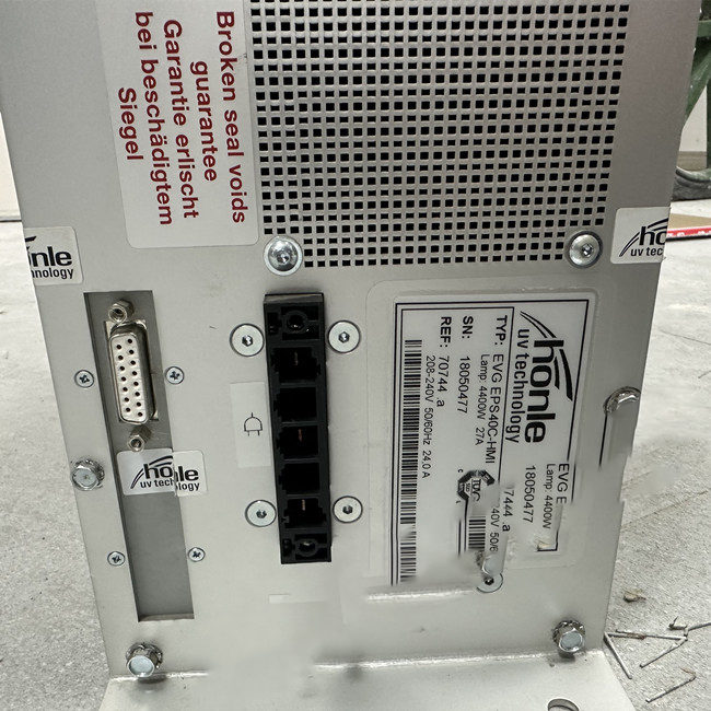 德國Honle UV設(shè)備電源維修故障：UV電子電源調(diào)光動(dòng)態(tài)響應(yīng)速度快，從待機(jī)到全功率輸出時(shí)間只要 8毫秒，無任何系 統(tǒng)震蕩;可以與PLC連接進(jìn)入人工界面操作，可作出10%的長時(shí)間待機(jī)，徹底避免系統(tǒng)穩(wěn)定 時(shí)間長，安全性能低等弊端，同時(shí)徹底改變了依靠電容來調(diào)節(jié)燈光的強(qiáng)弱控制方式，且電容的耐壓強(qiáng)度遠(yuǎn)遠(yuǎn)不夠。PLC安裝接線簡單，操作方便，無須密封安裝在箱體內(nèi)，可安裝在通風(fēng)良好的地方，大幅度節(jié)省安裝、運(yùn)輸成本。 德國Honle UV設(shè)備電源維修方法： 1、高頻方波技術(shù)( 18KHZ方波輸出），比傳統(tǒng)UV變壓器增加20%以上的UV能量輸出，能夠以閃光燈模式工作，降低能耗; 2、軟開關(guān)啟動(dòng)系統(tǒng)，大幅度減低啟動(dòng)時(shí)間(約45秒)，延長燈管使用壽命; 3、單片機(jī)動(dòng)態(tài)控制技術(shù)，使電源轉(zhuǎn)換效率達(dá)到更高，自動(dòng)找到燈管的工作電壓和電流，自動(dòng)進(jìn)行調(diào)整燈管的工作參數(shù); 4、高速IGBT以及軟開關(guān)技術(shù)，響應(yīng)速度快，從待機(jī)到全功率輸出時(shí)間只要 8MS; 5、功率調(diào)幅技術(shù)，輸出功率10%~100%無級可調(diào)，長期待機(jī)功率僅要10% 6、相位平衡技術(shù)，功率因素96%，，無沖擊電流;